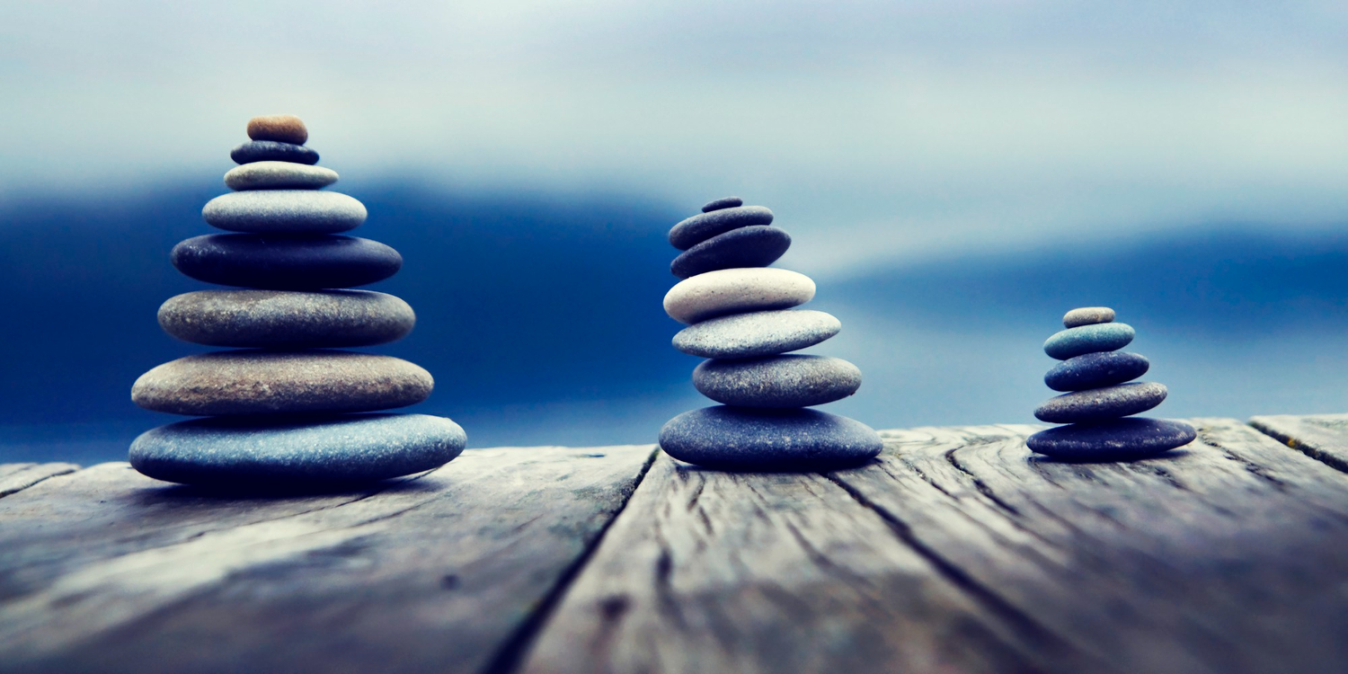 Balanced-piles-of-flat-rocks-on-wooden-planks